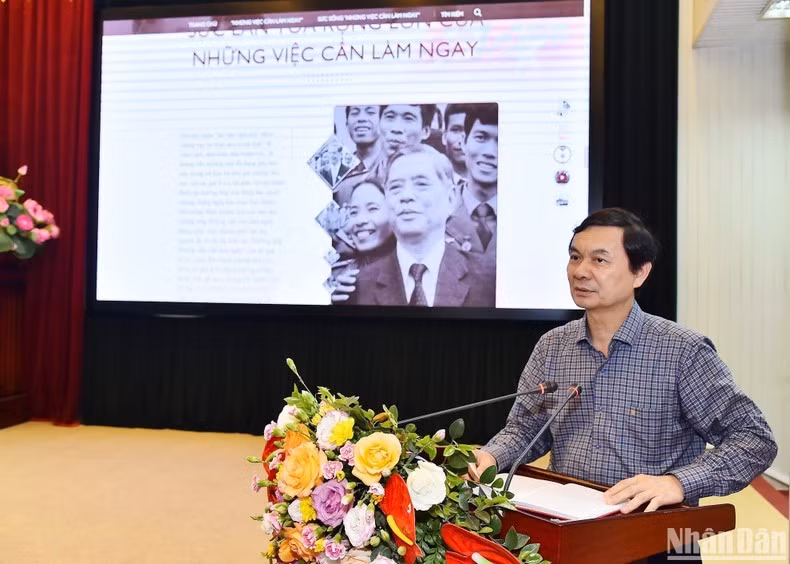 Ngo Minh Tuan, Editor-in-Chief of the Xay Dung Dang (Party Building) Magazine speaks at the ceremony.