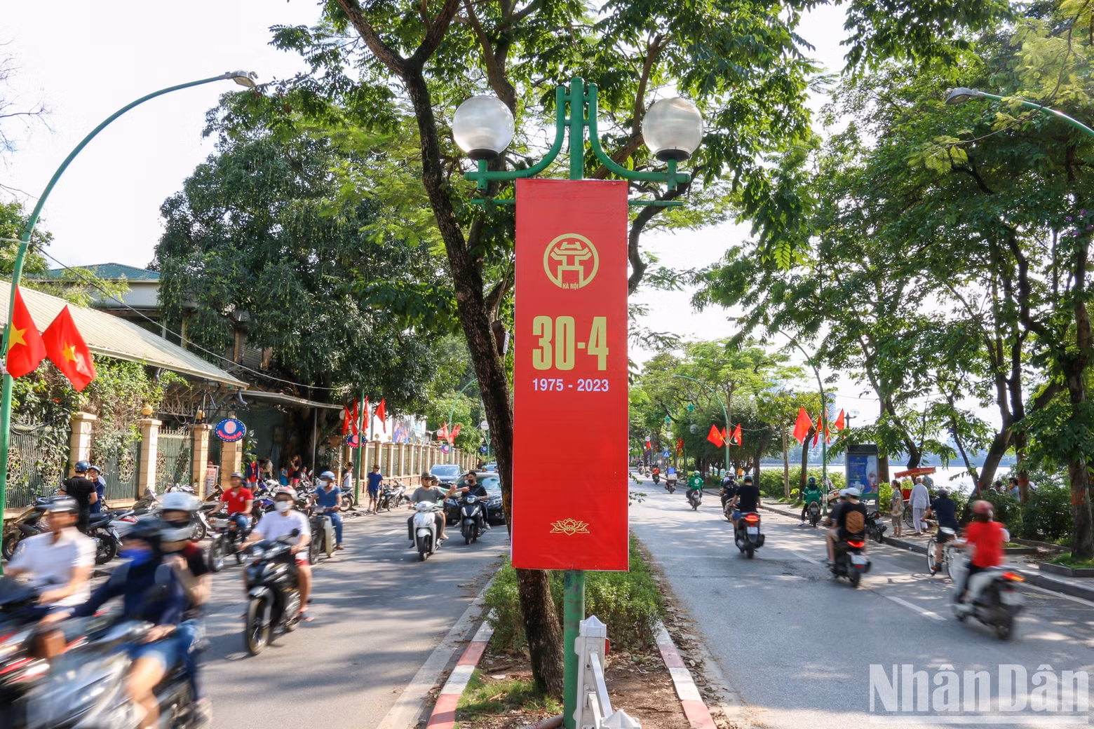 Thanh Nien Street is full of flowers and flags to mark the occasion of the 48th anniversary of the Liberation of the South and National Reunification Day.