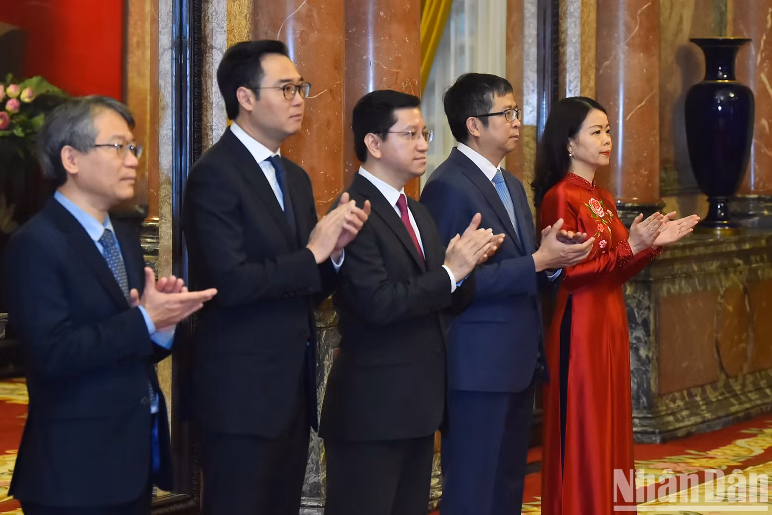 Deputy Minister of Foreign Affairs Nguyen Minh Hang, Deputy Minister of Foreign Affairs Pham Thanh Binh and delegates at the ceremony.