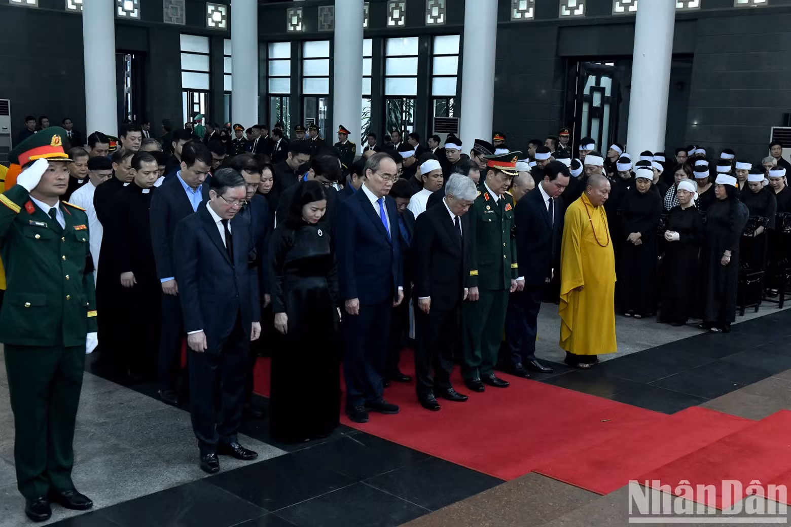 The delegation of the Central Committee of the Vietnam Fatherland Front, led by Politburo member and Chairman of the Vietnam Fatherland Front Central Committee Do Van Chien, pays tribute to Comrade Tran Duc Luong.