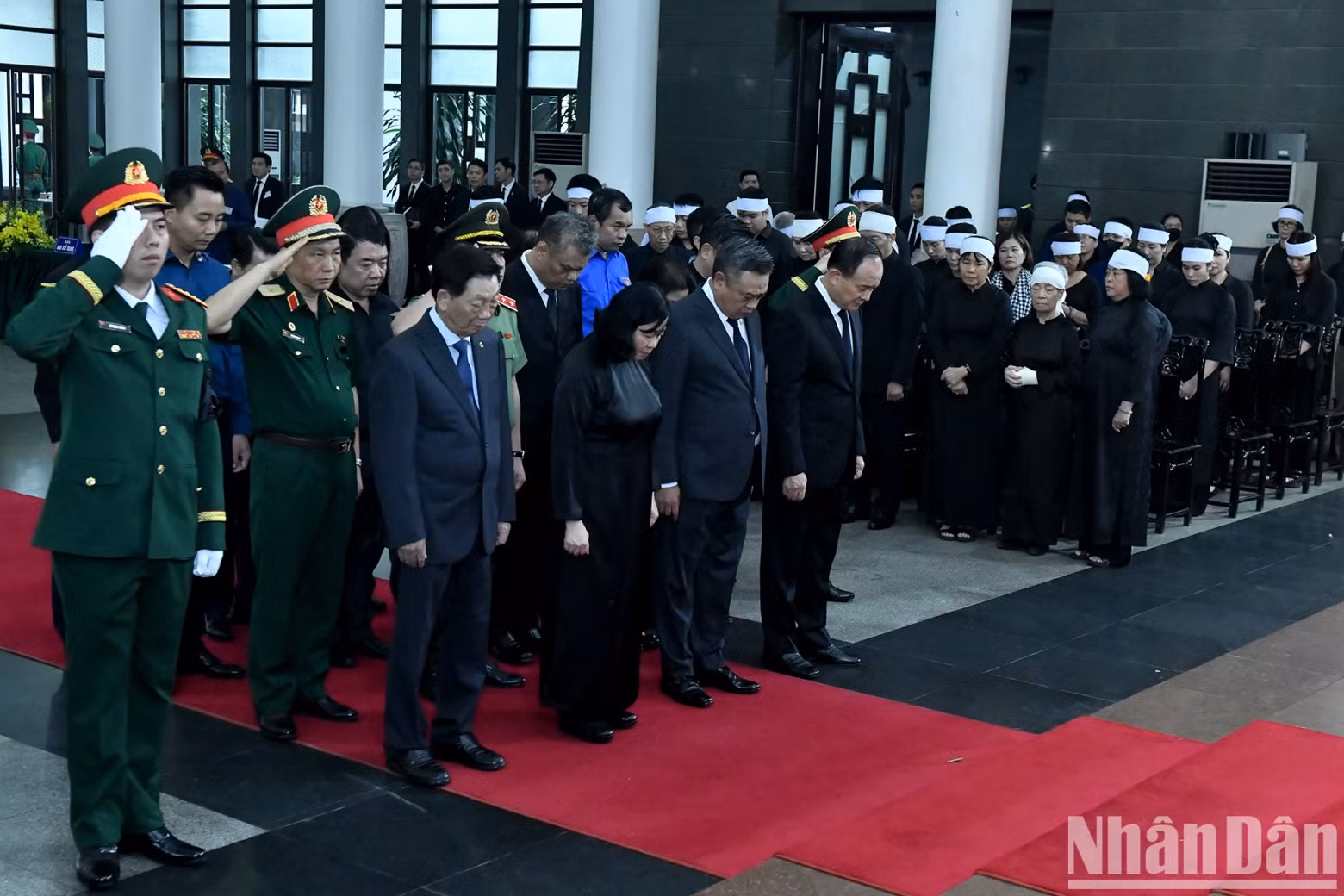 The delegation from the Hanoi Party Committee, People's Committee, People's Council, and Vietnam Fatherland Front Committee, led by Politburo member and Secretary of the Hanoi Party Committee Bui Thi Minh Hoai, pays tribute to Comrade Tran Duc Luong.