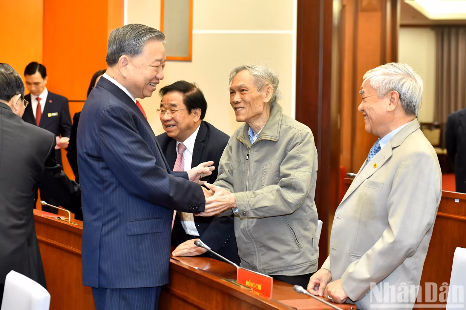 General Secretary To Lam with delegates attending the meeting
