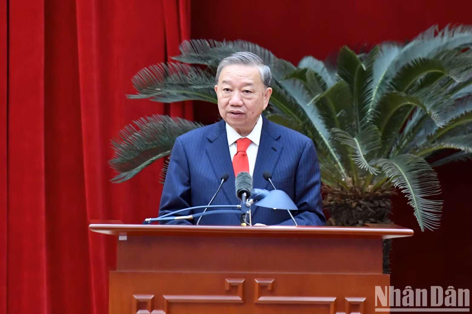 General Secretary To Lam speaks at the meeting