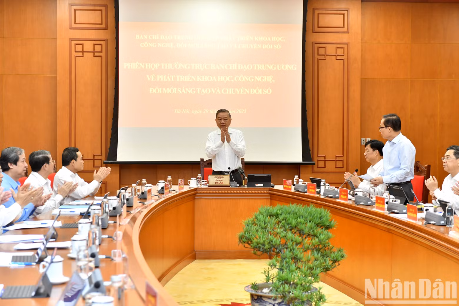 General Secretary To Lam chairs the meeting.