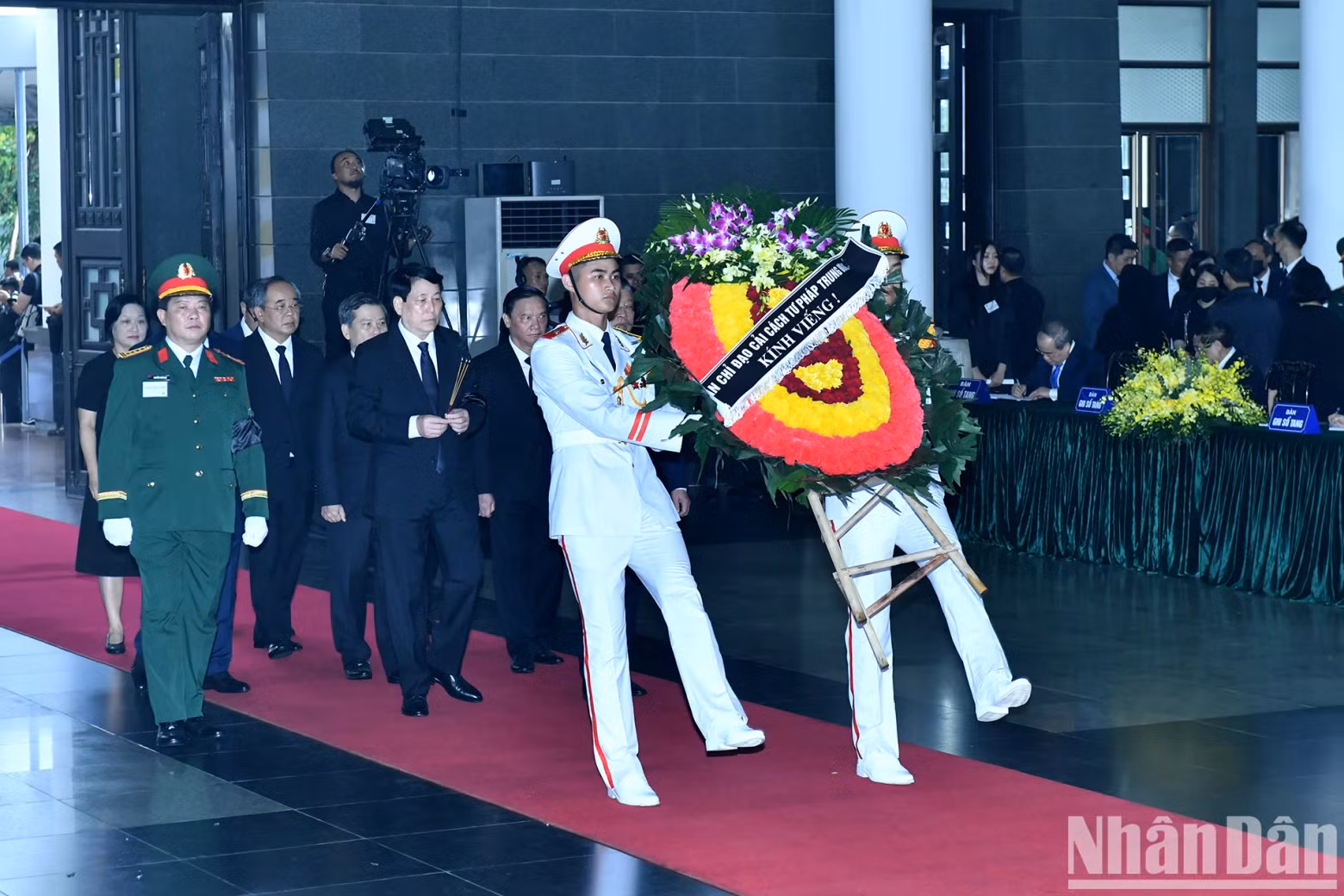 The Central Steering Committee for Judicial Reform delegation pays tribute to Comrade Tran Duc Luong.
