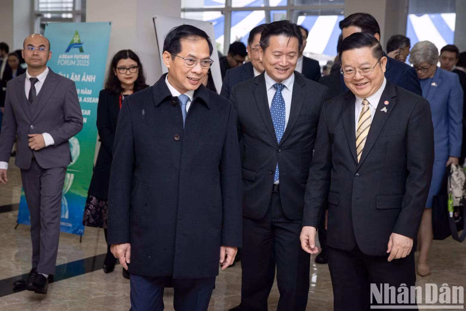 Deputy Prime Minister and Minister of Foreign Affairs Bui Thanh Son and other delegates