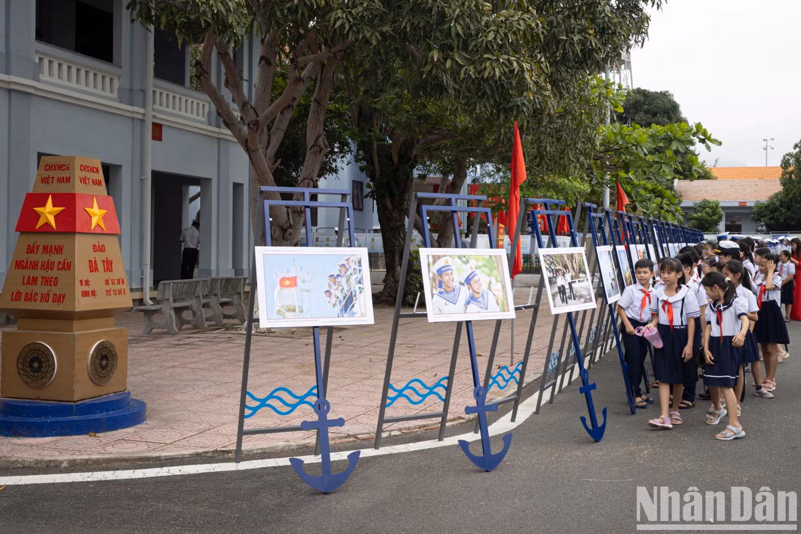 Students attend the exhibition. Students attend the exhibition.