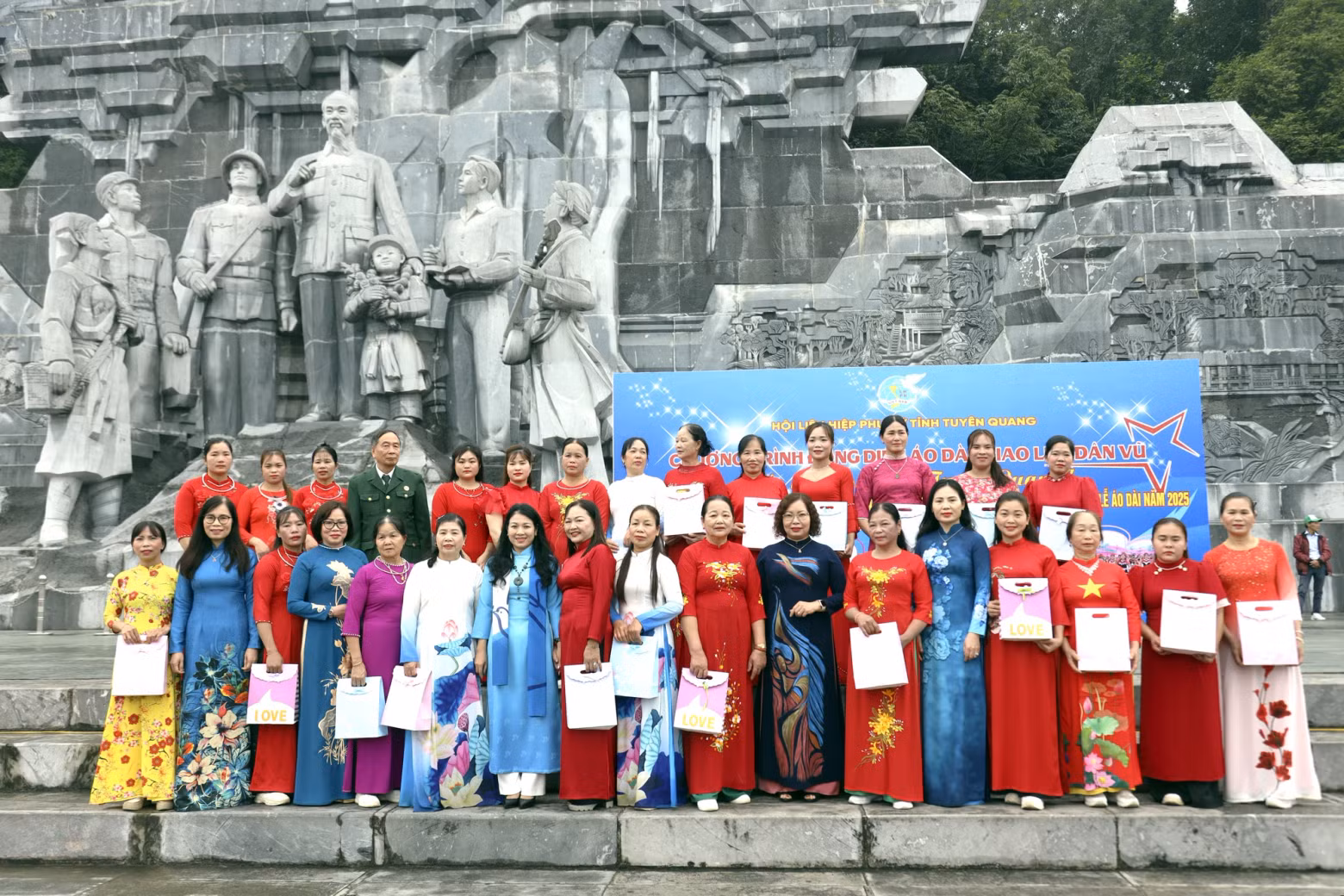 The Tuyen Quang Provincial Women’s Union also presents gifts to exemplary women who have actively participated in the activities organised by the local Women’s Union chapters.