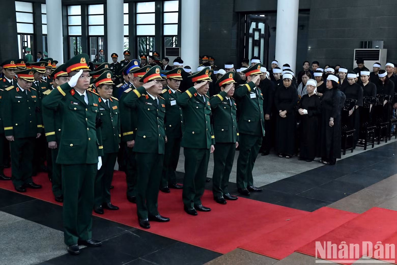 The Central Military Commission and Ministry of National Defence delegation, led by General Phan Van Giang—Politburo member, Deputy Secretary of the Central Military Commission, and Minister of National Defence—pays tribute to Comrade Tran Duc Luong.