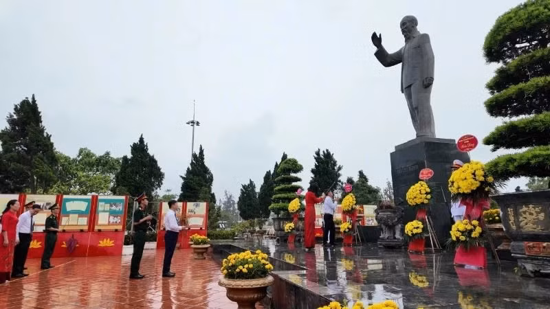 The Party Committee, authorities, armed forces, and people of Co To Island District offer incense and flowers to commemorate the 135th anniversary of President Ho Chi Minh’s birth. (Photo: nhandan.vn)