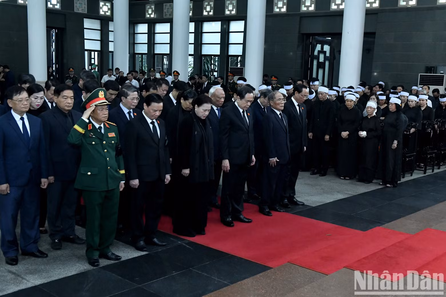 The National Assembly delegation, led by Politburo member and National Assembly Chairman Tran Thanh Man, pays tribute to Comrade Tran Duc Luong.