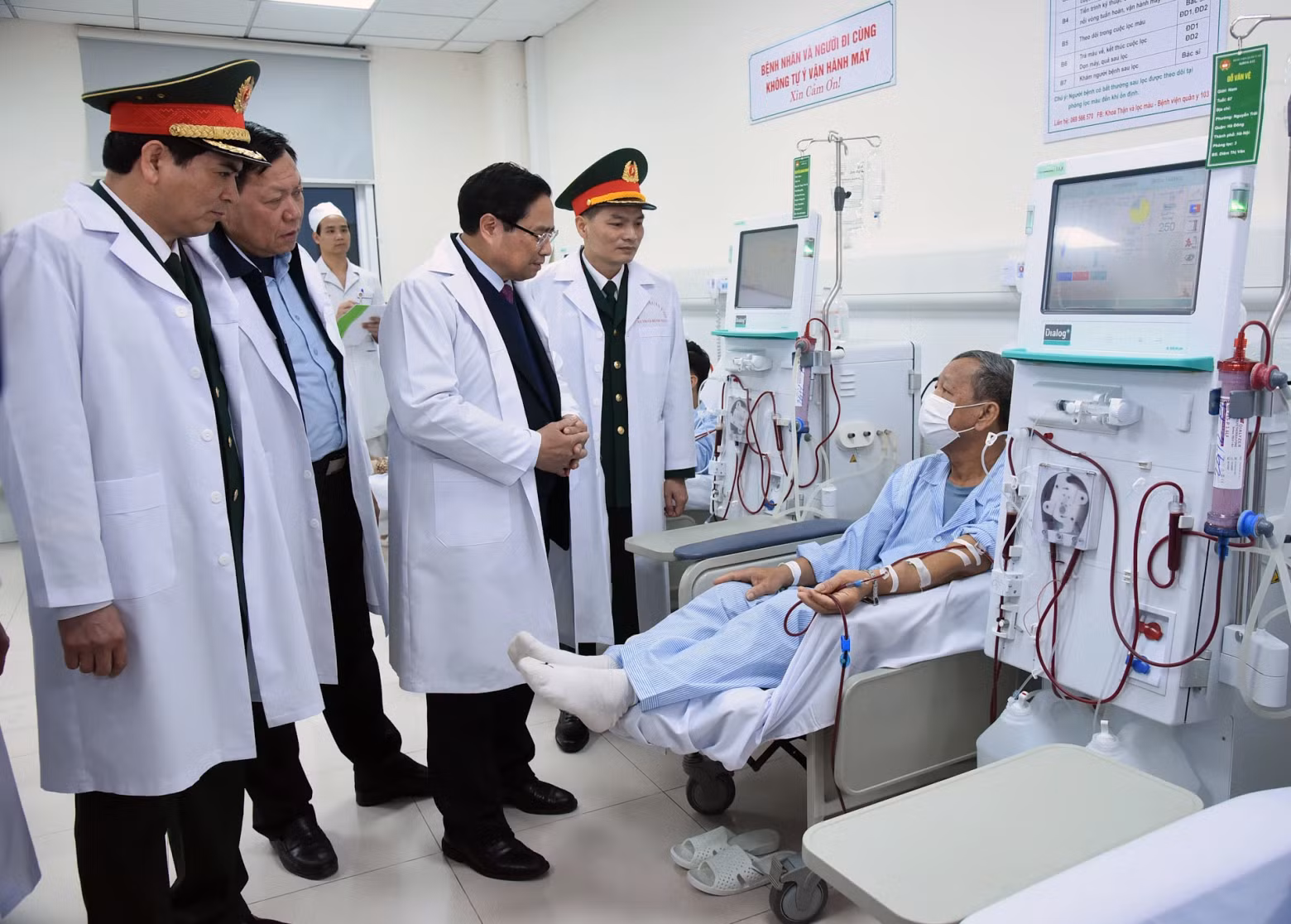 Prime Minister Pham Minh Chinh visits patients being cared for and treated at Military Hospital 103 (Military Medical Academy). Prime Minister Pham Minh Chinh visits patients being cared for and treated at Military Hospital 103 (Military Medical Academy).