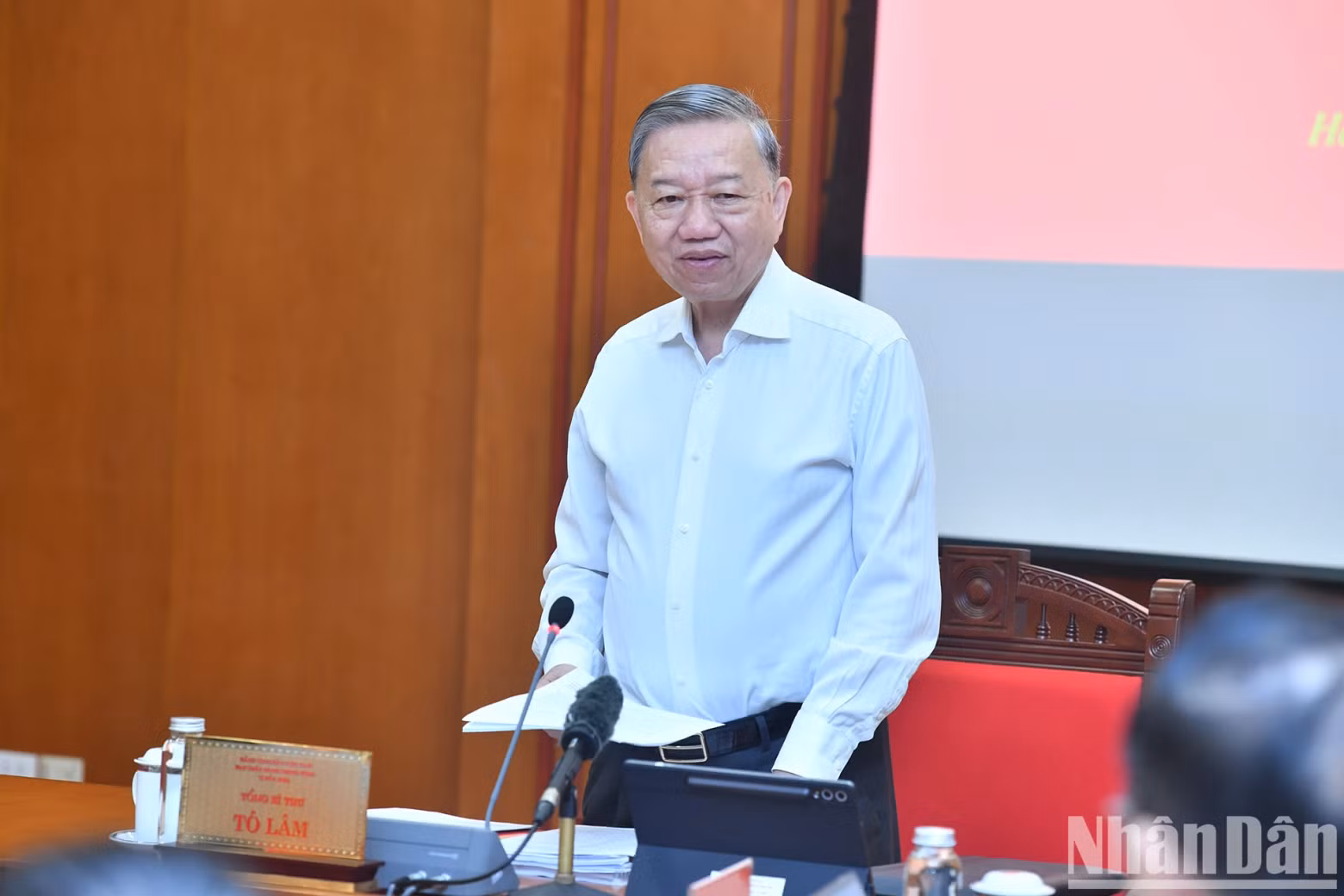 General Secretary To Lam speaks at the meeting.