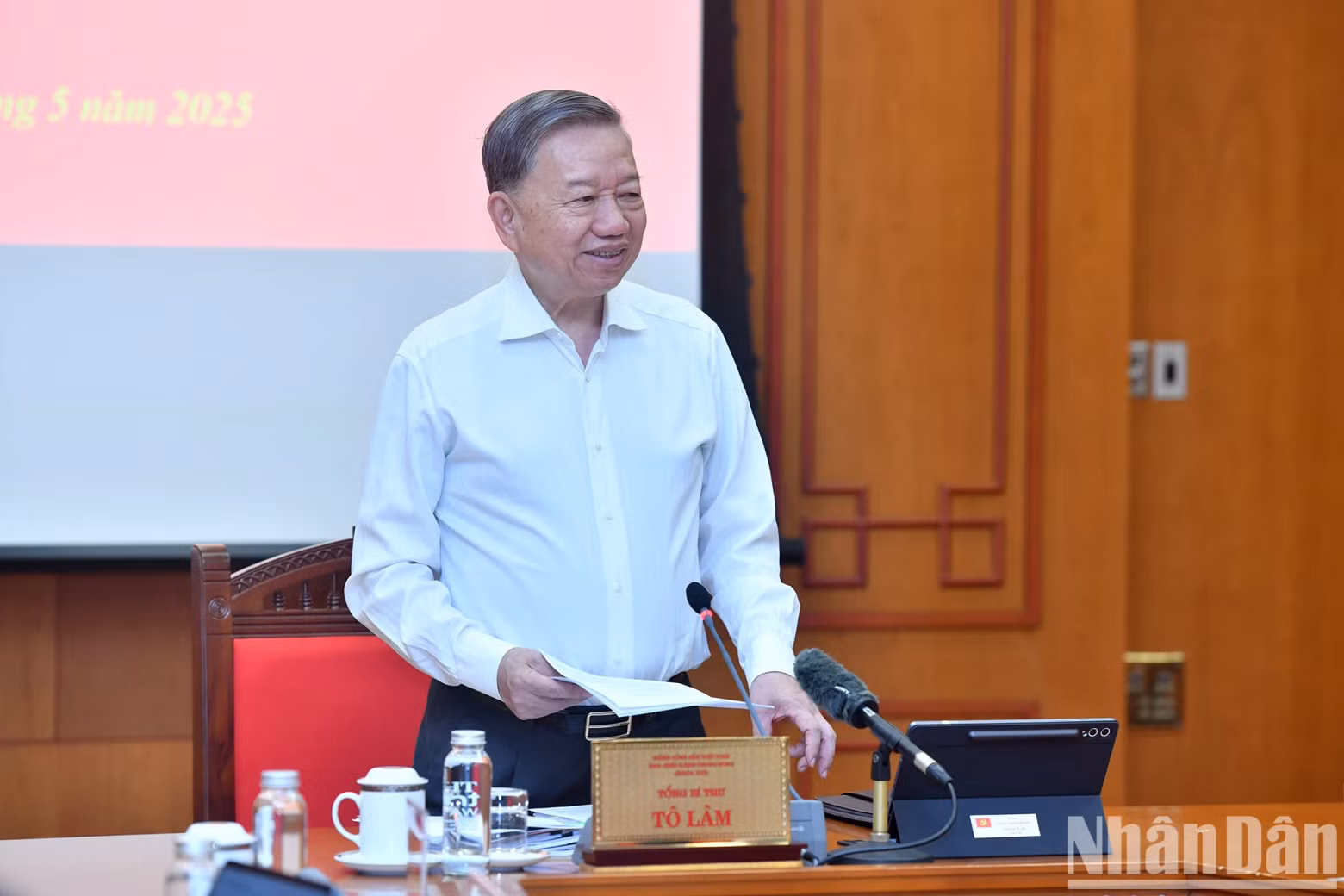General Secretary To Lam speaks at the meeting.