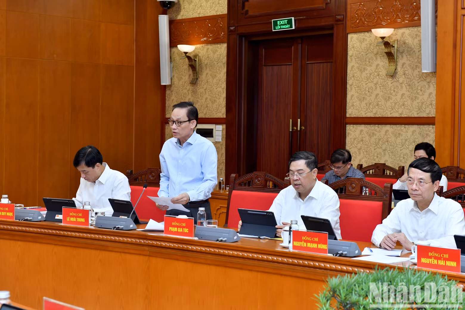 Le Hoai Trung, Secretary of the Party Central Committee and Chief of the Party Central Committee Office, addresses the session.