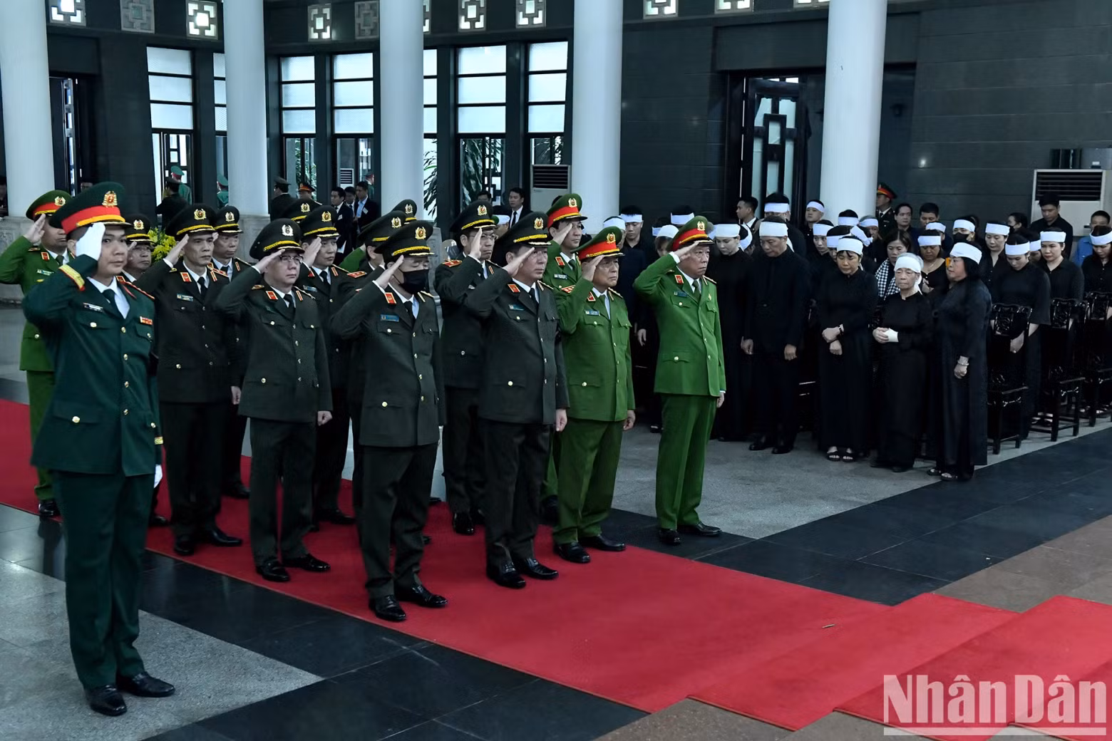 The Central Public Security Party Committee and Ministry of Public Security delegation pays tribute to Comrade Tran Duc Luong.