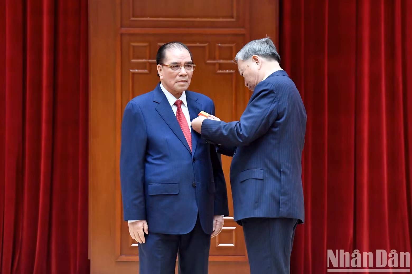 General Secretary To Lam presents the Gold Star Order to former General Secretary Nong Duc Manh
