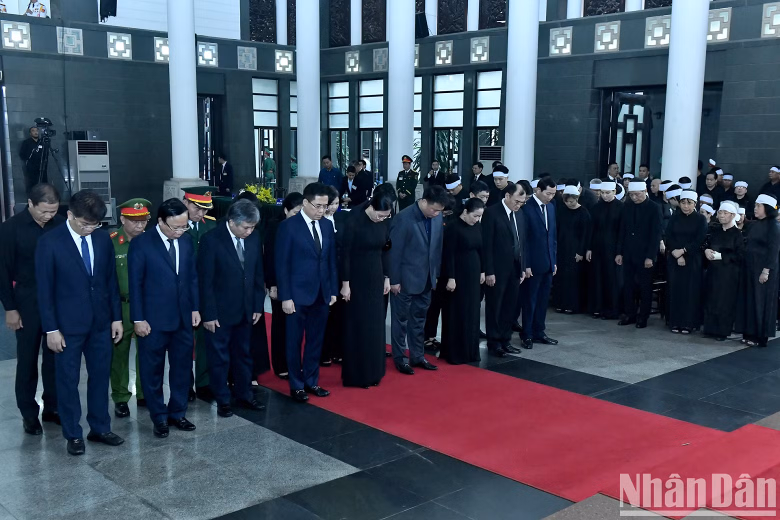 The delegation of the Party Committee, authorities, and people of Quang Ngai Province pays tribute to Comrade Tran Duc Luong.