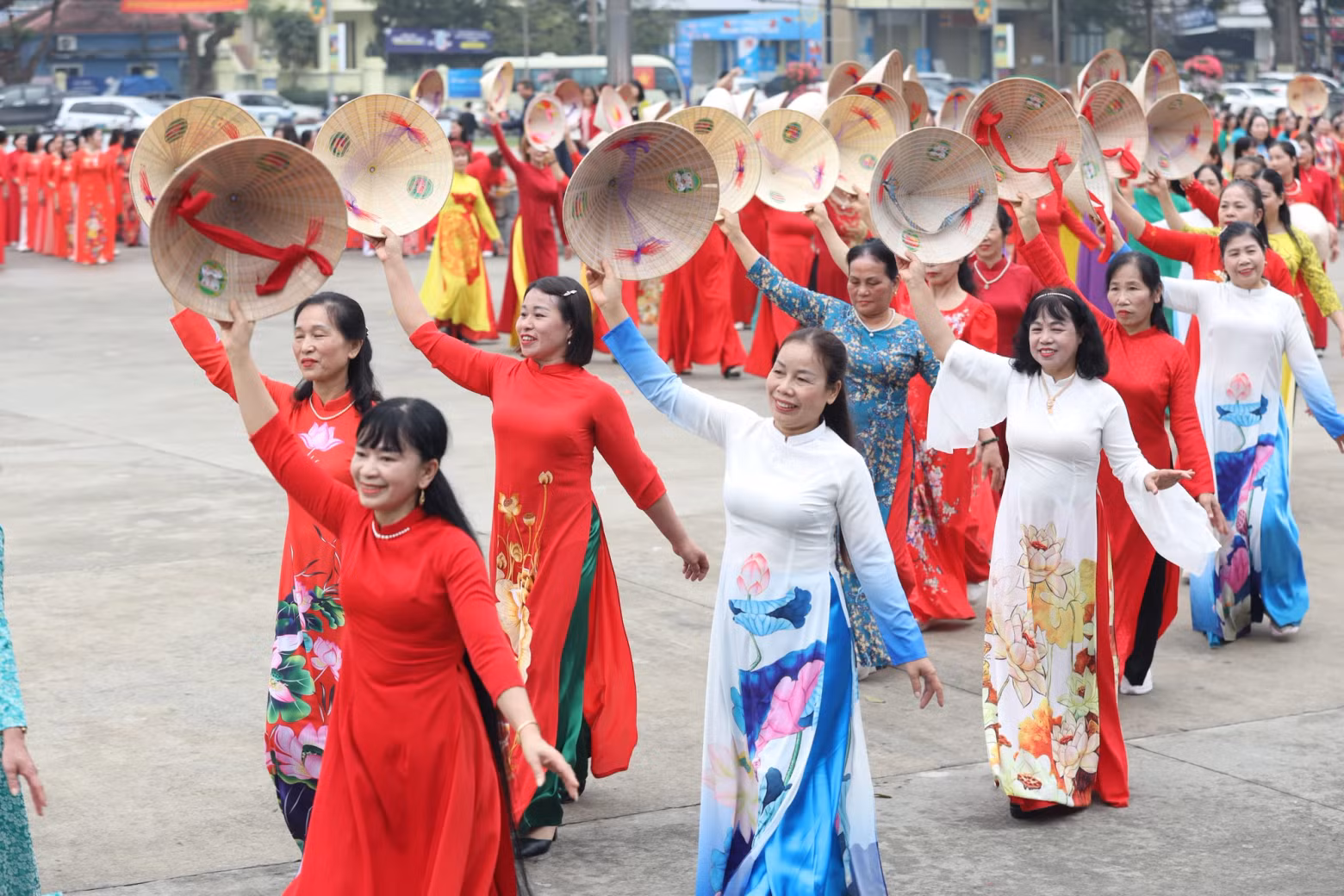 During the event, 1,200 women’s union members and officials will participate in an Ao Dai parade and perform folk dances to songs celebrating love for the homeland and country, as well as commemorating the great President Ho Chi Minh.