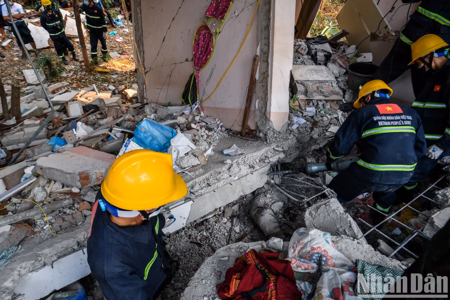 By 4:00 pm on April 1, the military engineers recovered the victim’s body.
