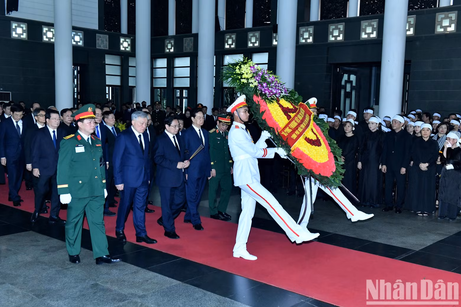 The Government delegation, led by Politburo member and Prime Minister Pham Minh Chinh, pays tribute to Comrade Tran Duc Luong.