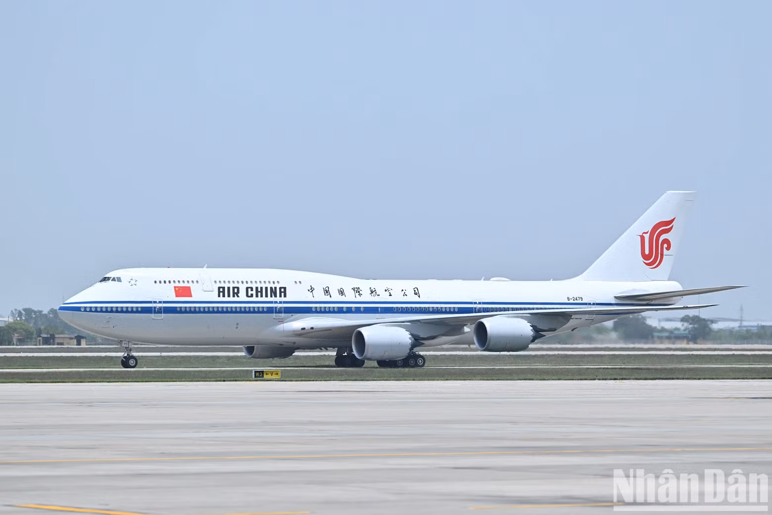 The plane carrying the top Chinese leader lands at Noi Bai International Airport.