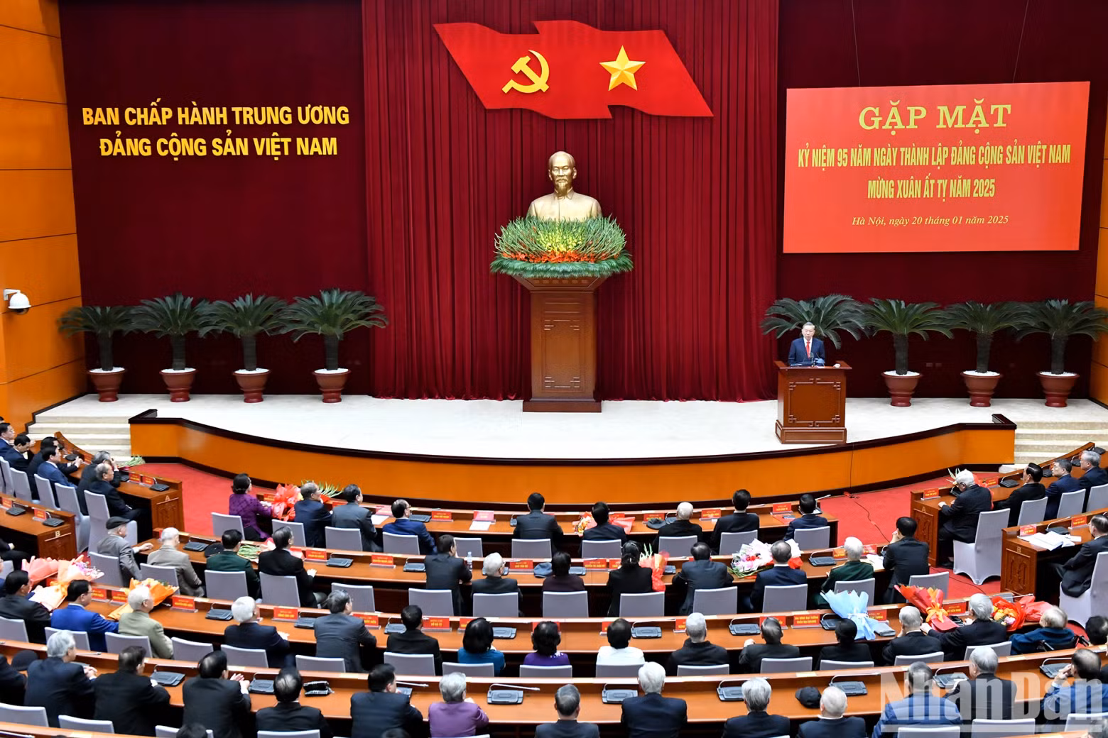 Party General Secretary To Lam speaks at the meeting