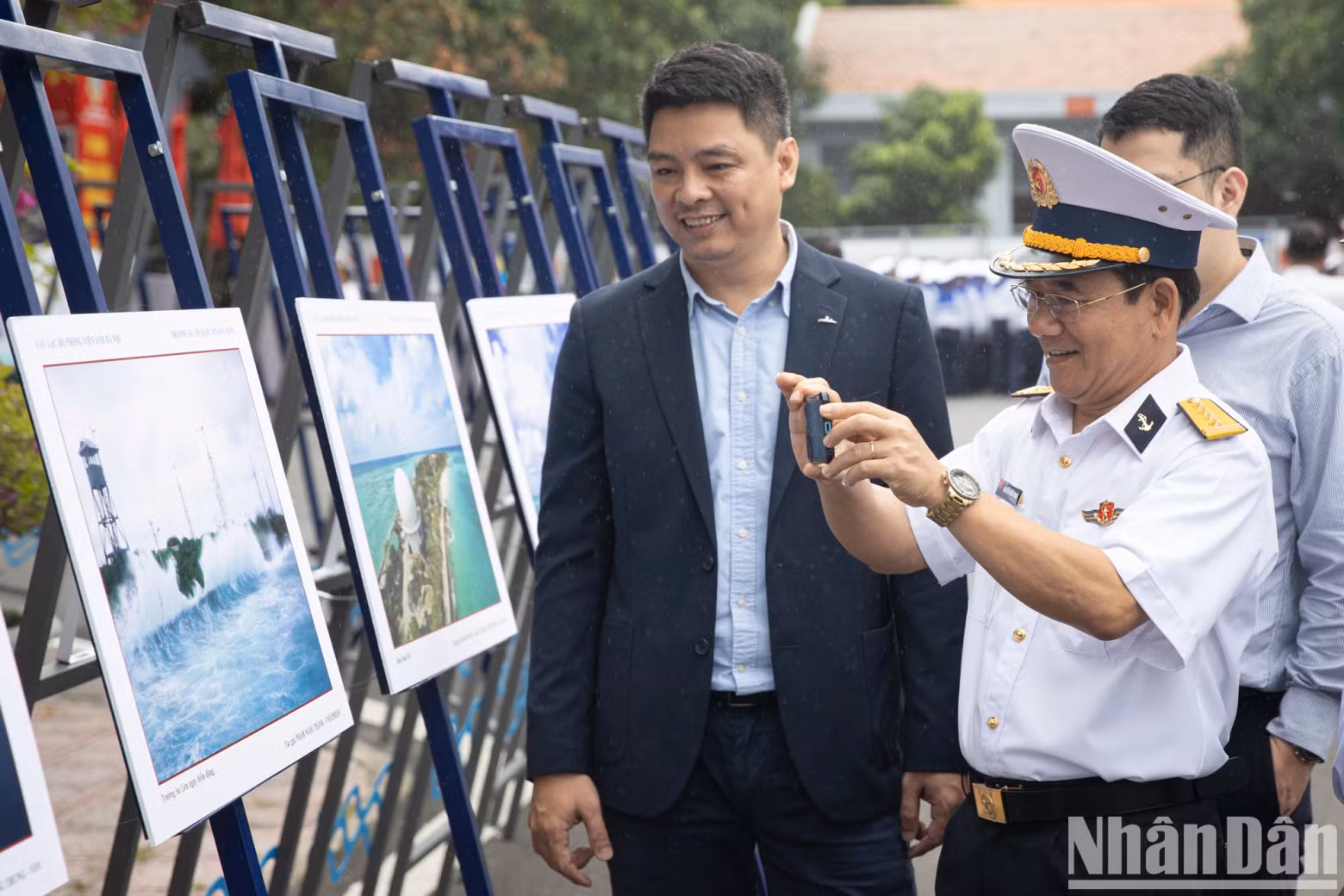 The exhibition showcases a rich collection of materials, including 200 documents, photographs, and maps sourced from the Vietnam National Archives, the Vietnam Military History Museum, and the Navy Museum. Notably, it features newly released documents pertaining to Hoang Sa, offering fresh insights into the archipelago’s history. The exhibition showcases a rich collection of materials, including 200 documents, photographs, and maps sourced from the Vietnam National Archives, the Vietnam Military History Museum, and the Navy Museum. Notably, it features newly released documents pertaining to Hoang Sa, offering fresh insights into the archipelago’s history.