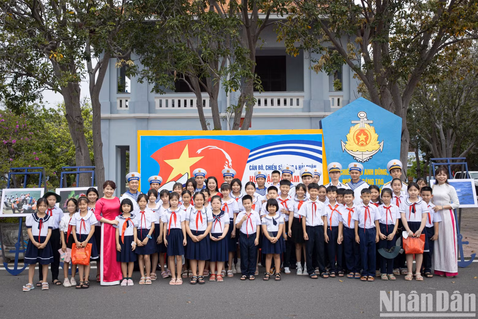 The exhibition once again reaffirms Vietnam’s sovereignty over the Hoang Sa and Truong Sa archipelagos, highlighting the achievements of the Vietnam People’s Navy over the past 70 years of building, fighting, triumphing, and advancing toward modernisation. The exhibition once again reaffirms Vietnam’s sovereignty over the Hoang Sa and Truong Sa archipelagos, highlighting the achievements of the Vietnam People’s Navy over the past 70 years of building, fighting, triumphing, and advancing toward modernisation.
