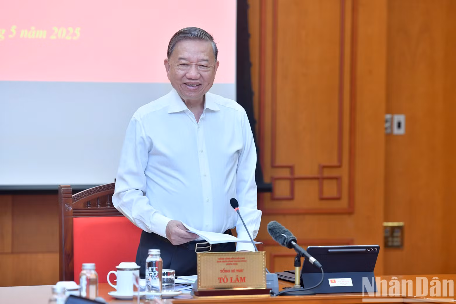 General Secretary To Lam gives directions at the meeting.