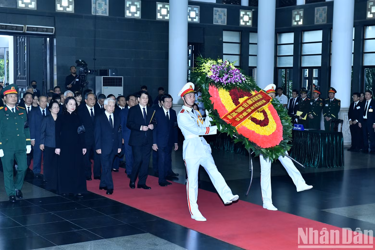 The Presidential delegation, led by Politburo member and President Luong Cuong, pays tribute to Comrade Tran Duc Luong.