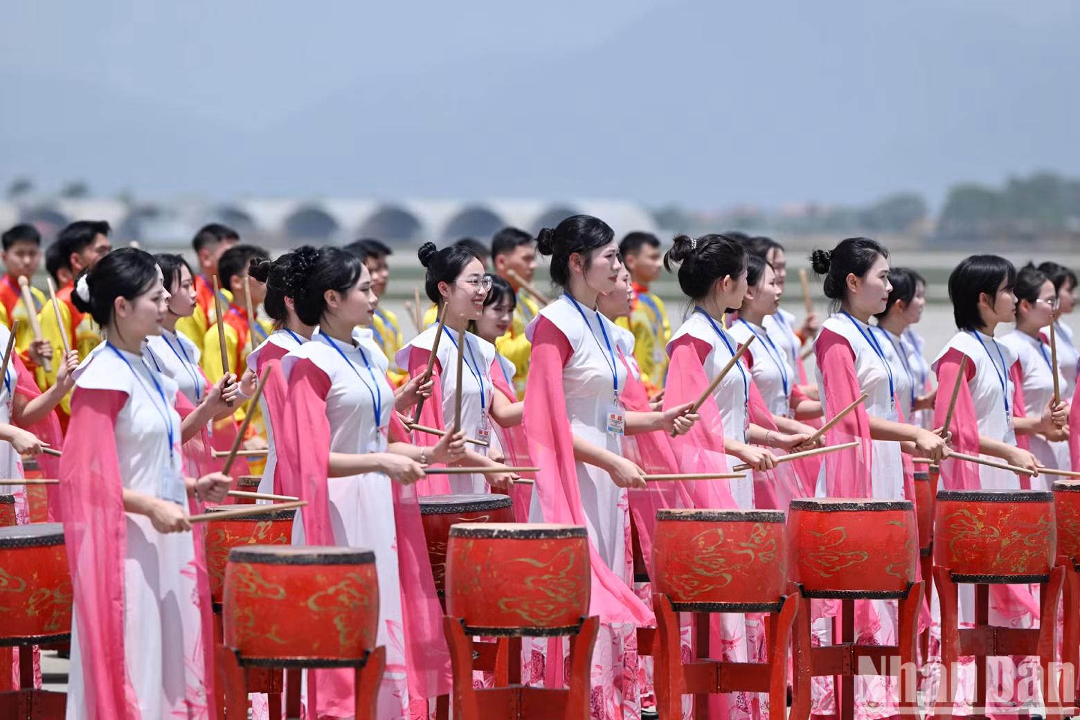 The bustling sound of drums welcomes the top Chinese leader on a state visit to Vietnam.