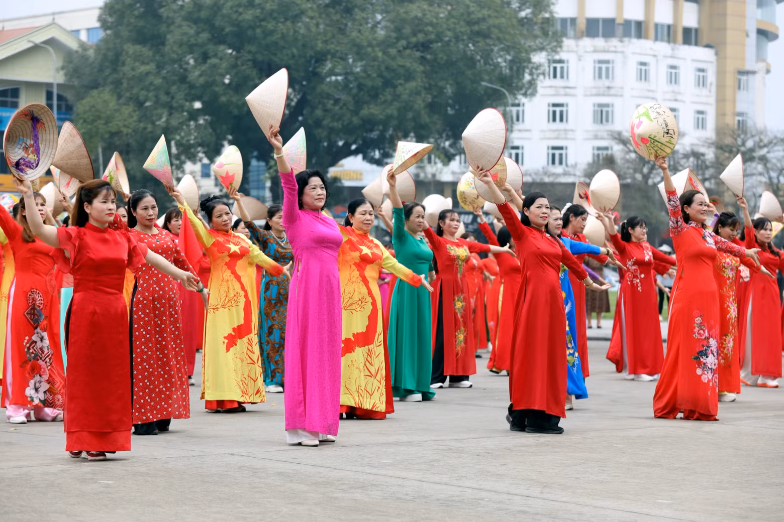 The Provincial Women Entrepreneurs Club donates 65 Ao Dai sets to disadvantaged women in Tuyen Quang City and Yen Son District.