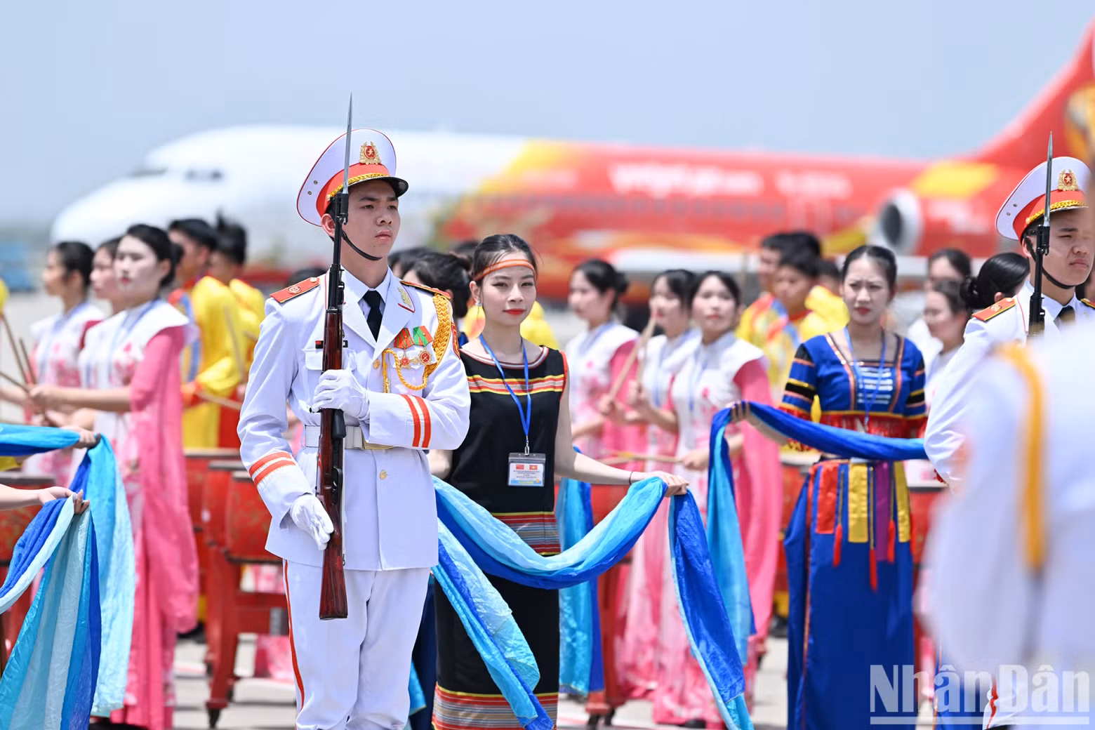 Welcoming Chinese Party General Secretary and President Xi Jinping and the high-ranking Chinese delegation at the airport are special drum performances and welcoming dances by young women in costumes representing Vietnamese ethnic groups.