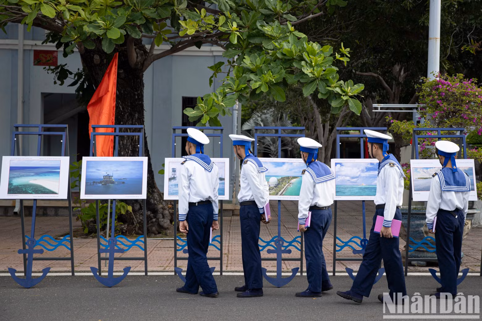 A highlight of the exhibition is the display of 50 press photographs captured by members of the Hanoi Photojournalist Club from 2009 until present. A highlight of the exhibition is the display of 50 press photographs captured by members of the Hanoi Photojournalist Club from 2009 until present.