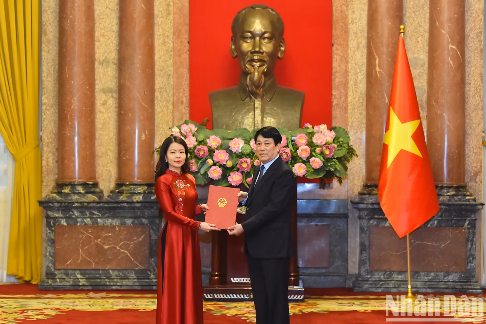President Luong Cuong presents the Decision on conferring the title of Ambassador of the Socialist Republic of Vietnam, Level II, to Deputy Minister of Foreign Affairs Nguyen Minh Hang.