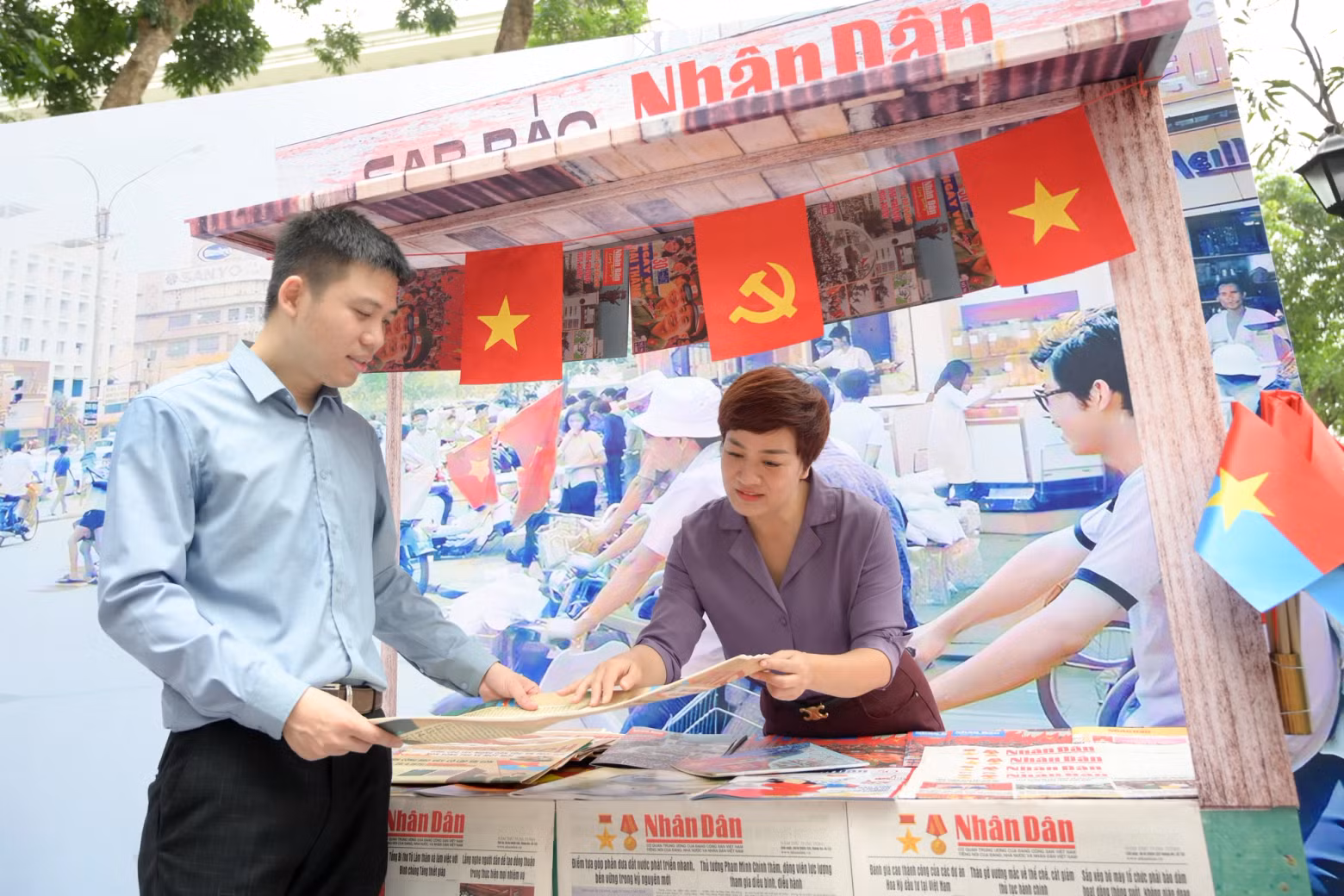 The exhibition features 11 enlarged front pages of Nhan Dan Newspaper editions published on April 30 in key years including 1975, 1980, 1985, 1990, 1995, 2000, 2005, 2010, 2015, and 2020.