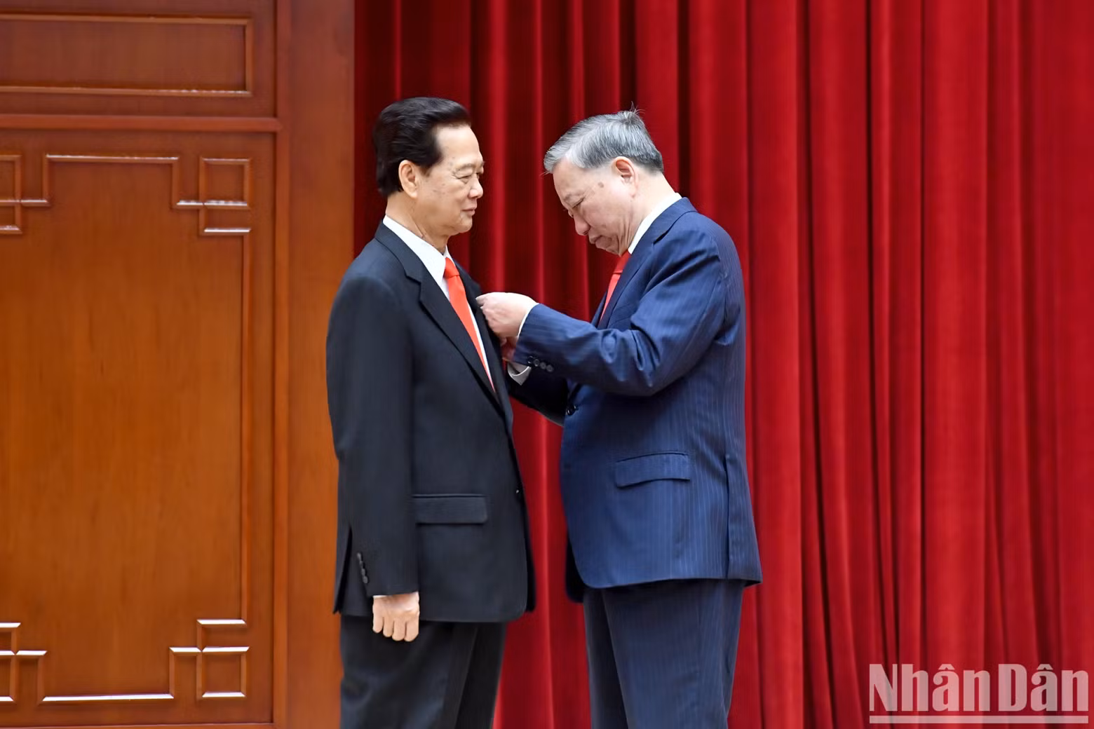 General Secretary To Lam presents the Gold Star Order to former Prime Minister Nguyen Tan Dung