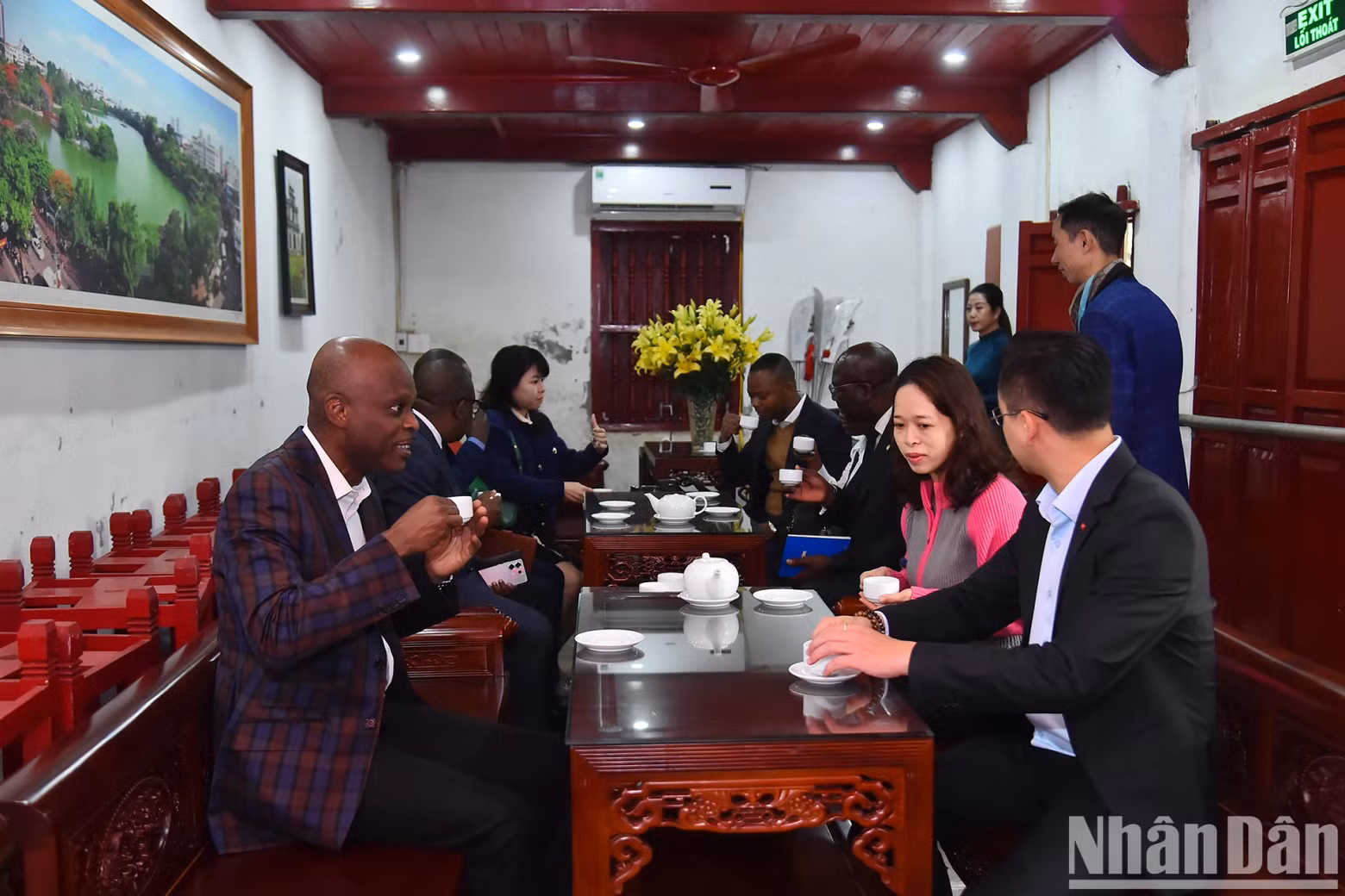 Togolese Foreign Minister Robert Dusse enjoys traditional Vietnamese green tea.
