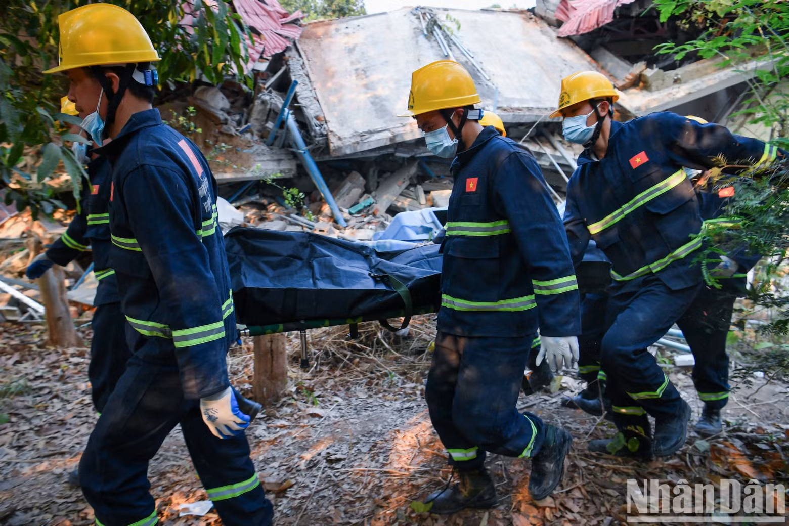 At 4:30 pm on April 1, the rescue team successfully retrieves the body of a 33-year-old female victim from the rubble.