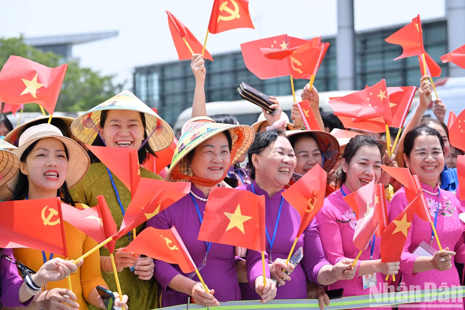 Vietnamese people joyfully welcome General Secretary of the Communist Party of China Central Committee and President of China Xi Jinping.