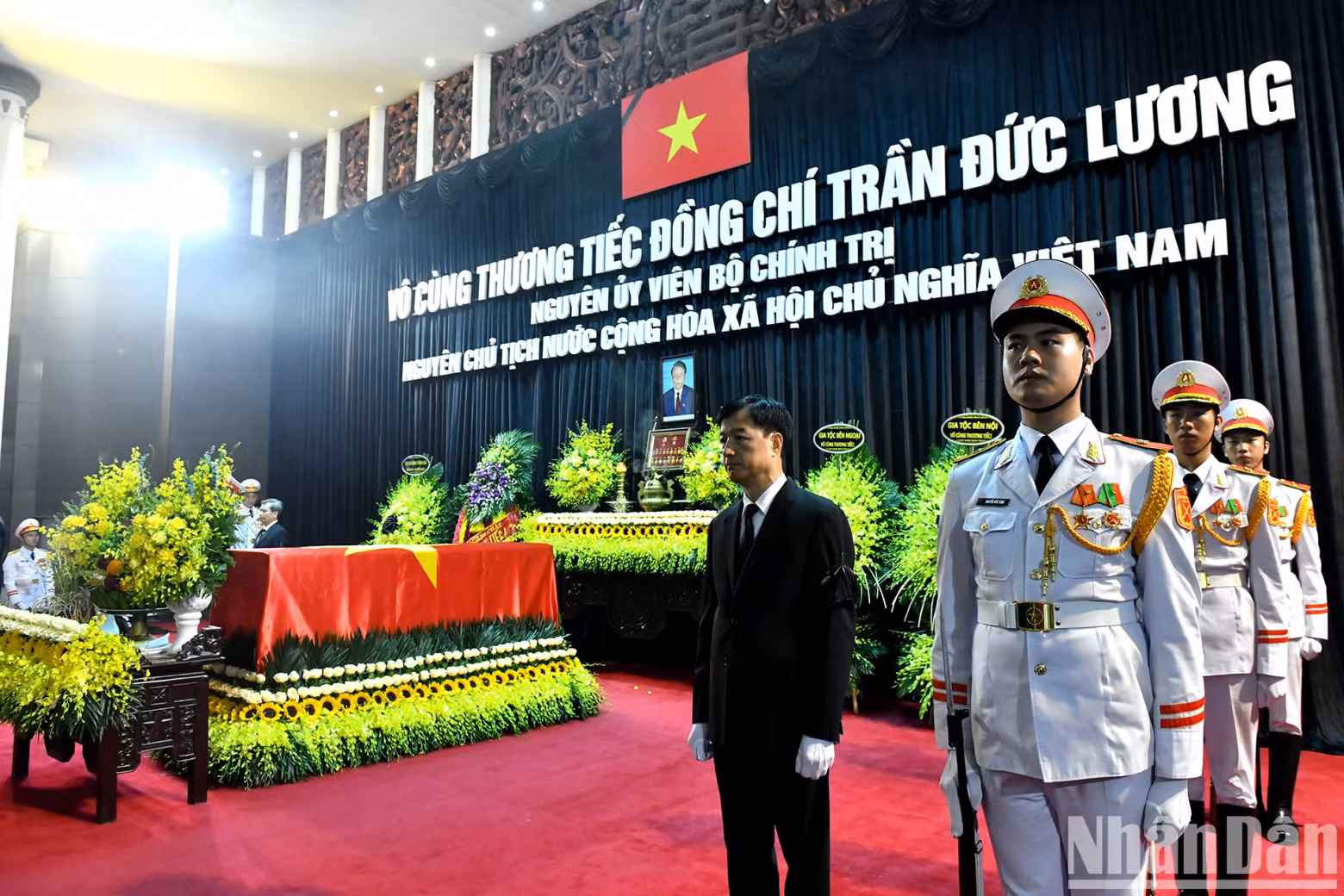 The coffin of former President Tran Duc Luong lies in state at the National Funeral Hall (No. 5 Tran Thanh Tong, Ha Noi).