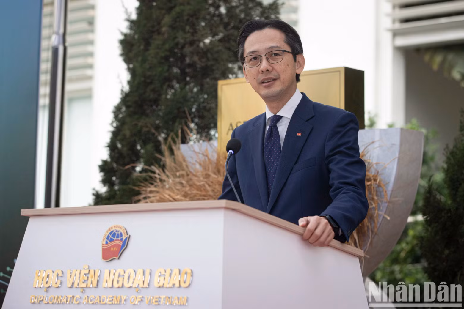 Deputy Minister of Foreign Affairs Do Hung Viet delivers a speech at the opening ceremony of the photo exhibition.
