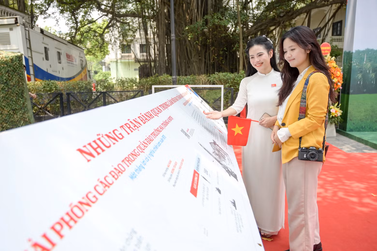 The exhibition runs daily from 9 am to 5 pm, from April 23 to May 4, 2025, in the courtyard of Nhan Dan Newspaper.
