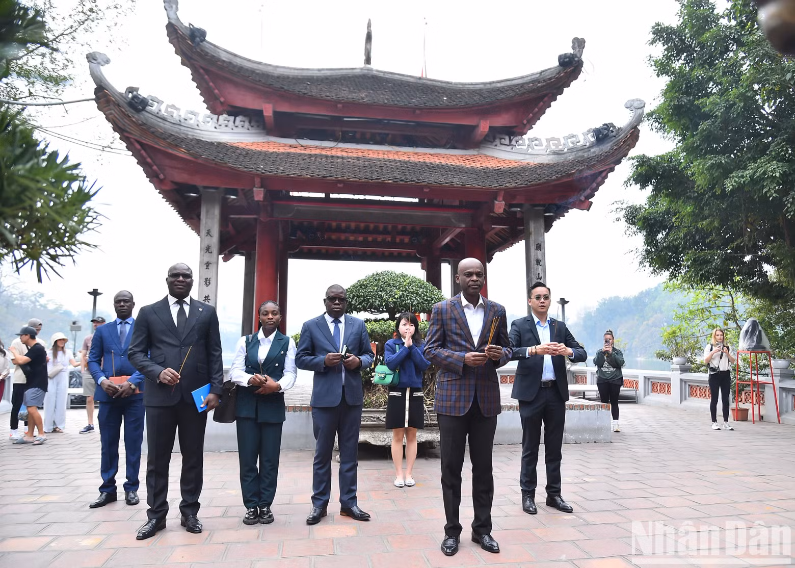 The Togolese Foreign Minister and members of the delegation offer incense at Ngoc Son Temple.
