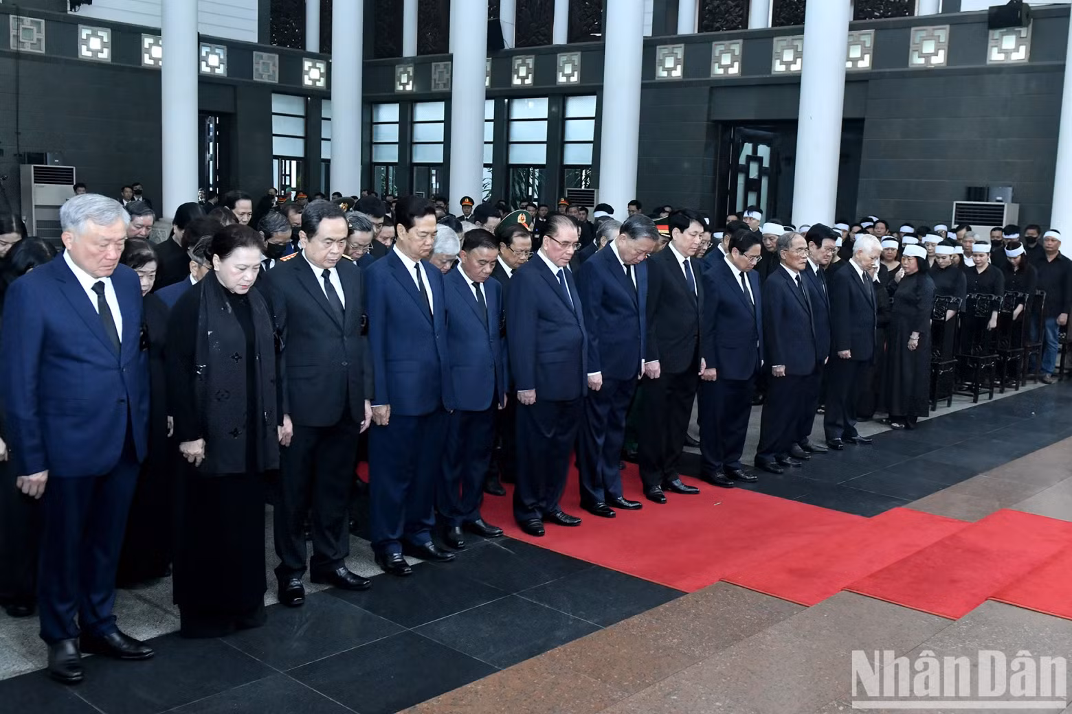 The Party Central Committee delegation, led by General Secretary To Lam, pays tribute to former President Tran Duc Luong.