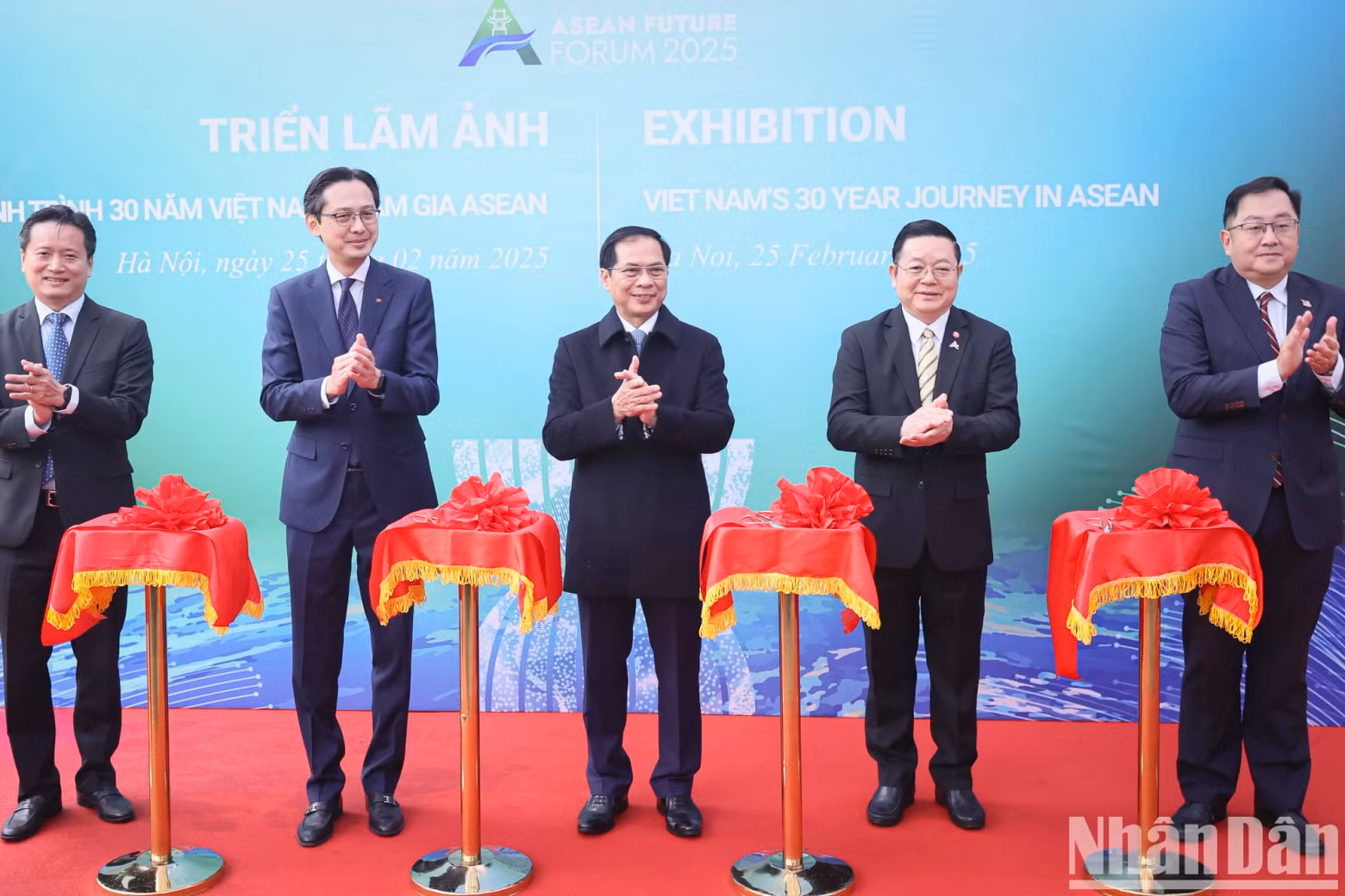 Deputy Prime Minister and Minister of Foreign Affairs Bui Thanh Son and delegates cut the ribbon to launch the exhibition.