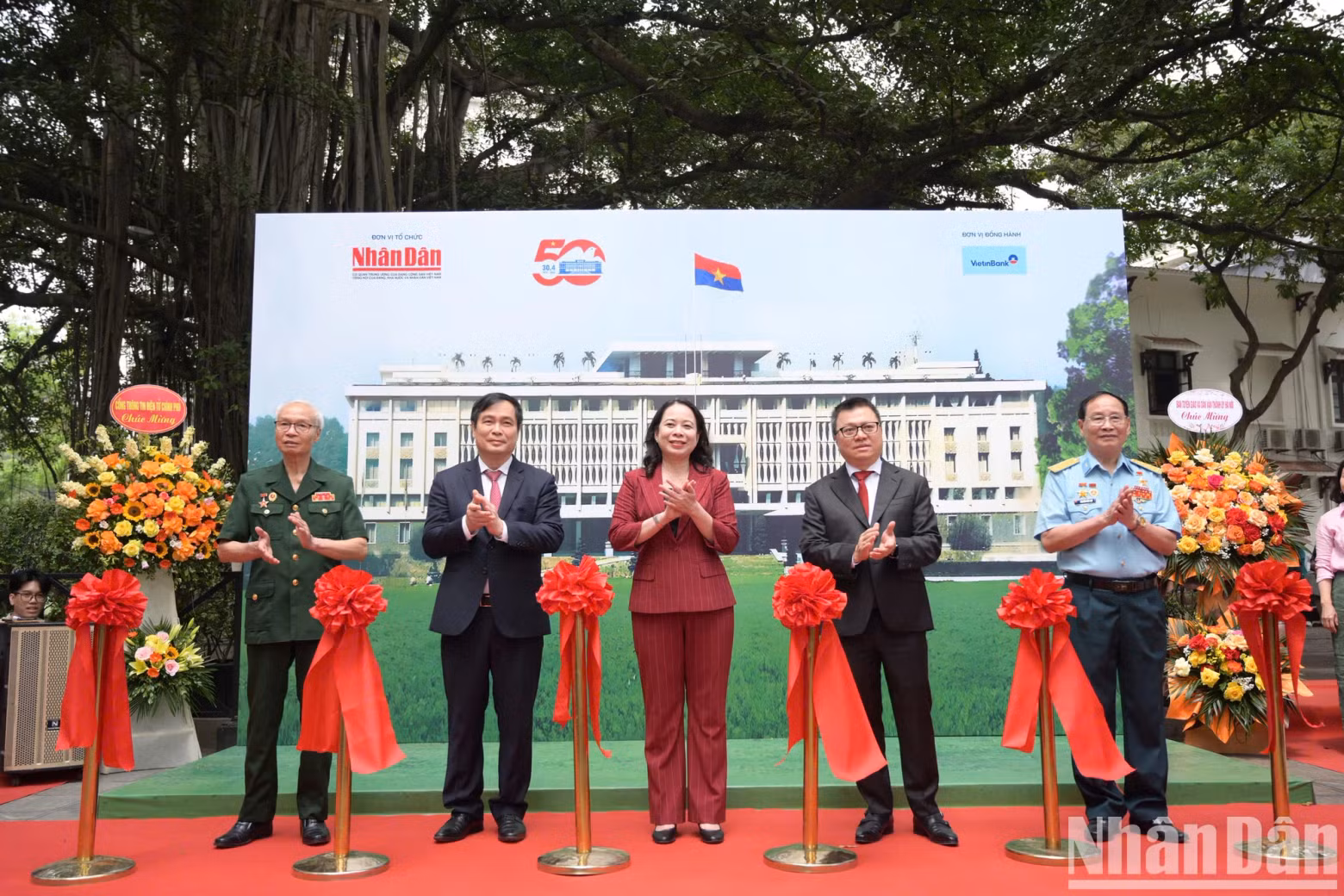 The delegates cut the ribbon to open the exhibition.