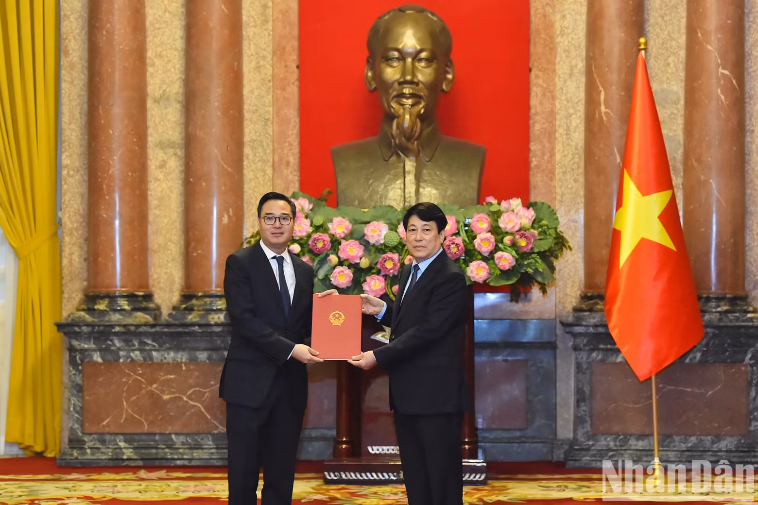 President Luong Cuong presents the Decision on conferring the title of Ambassador of the Socialist Republic of Vietnam, Level I, to Deputy Director and Deputy Chief of the Ministry of Foreign Affairs’ Office Ngo Toan Thang.