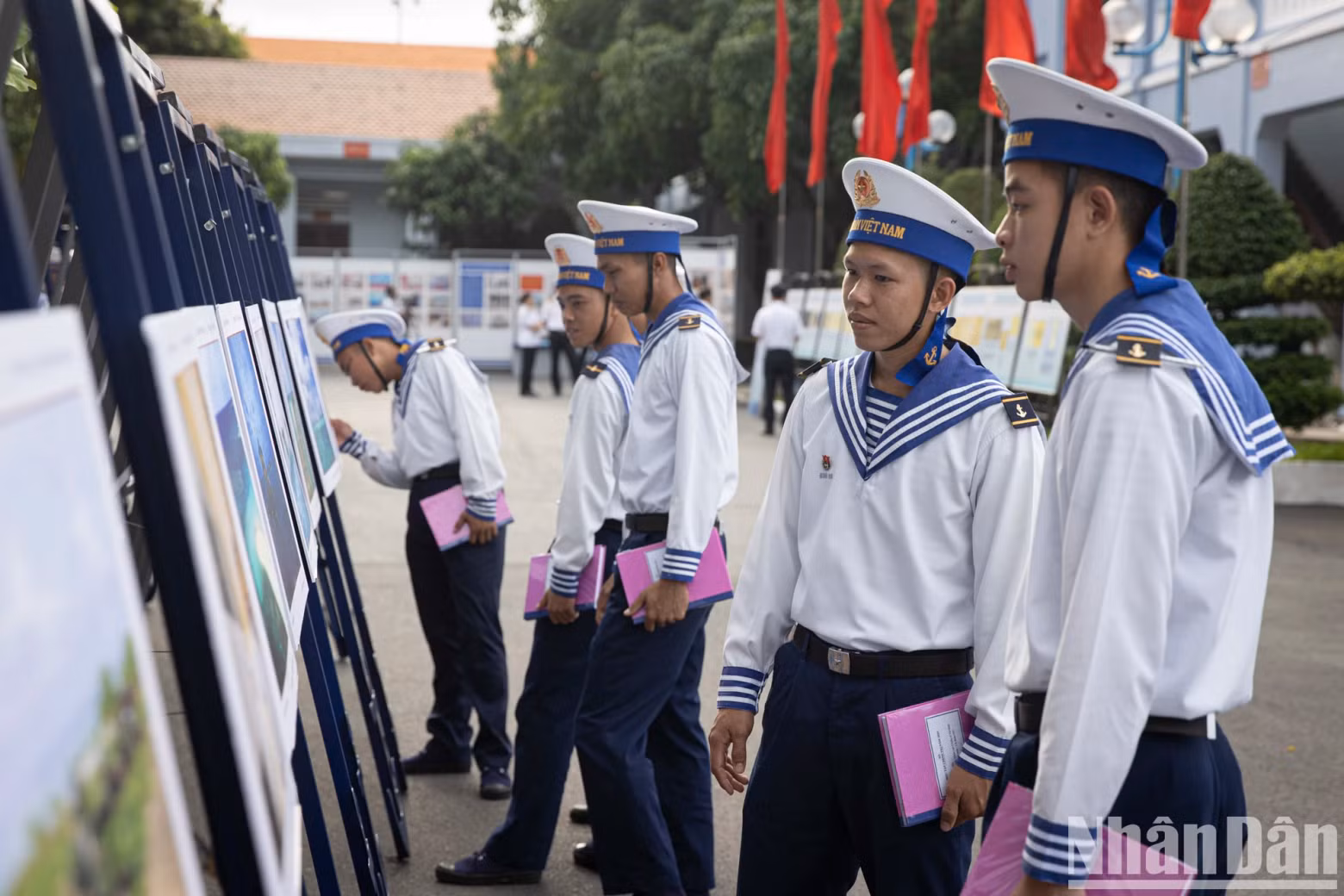 The photos depict the daily lives and duties of the naval officers and soldiers stationed on the Truong Sa Archipelago. The photos depict the daily lives and duties of the naval officers and soldiers stationed on the Truong Sa Archipelago.